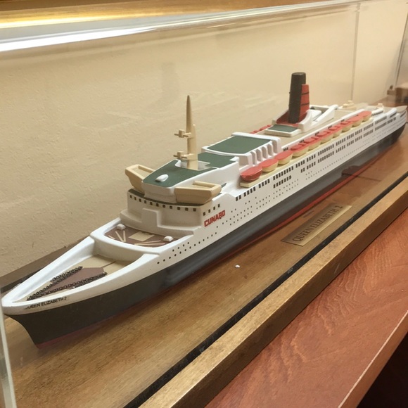 Vintage Ship Model QE 2 - Picture 2 of 6